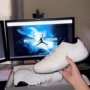 Jordan 11 low (legend blue )